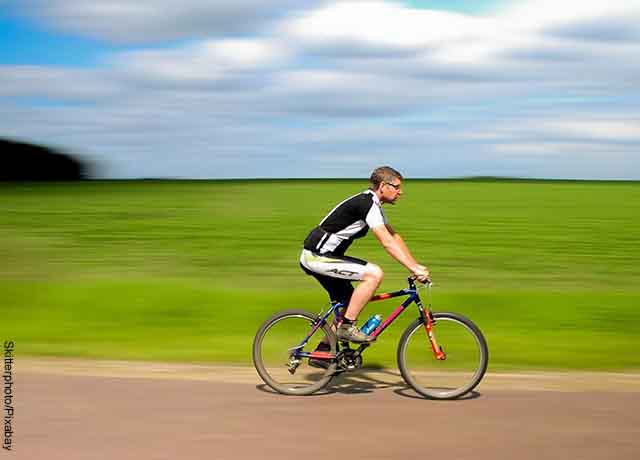 Foto de un hombre montando en bicicleta