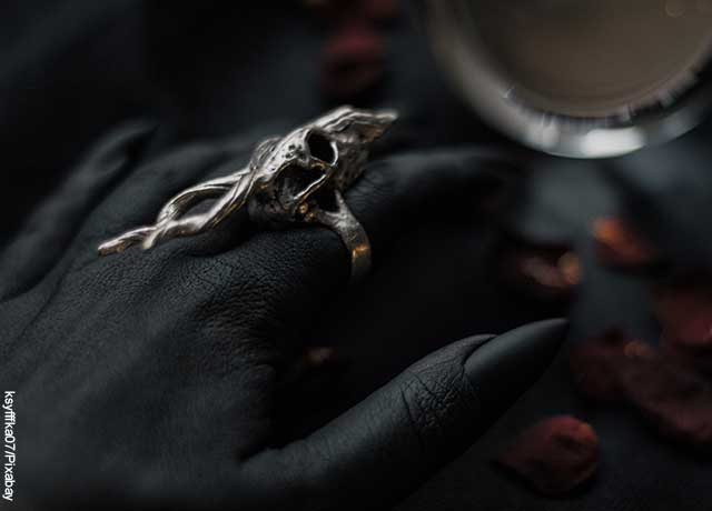 Foto de una mano con un anillo de calavera