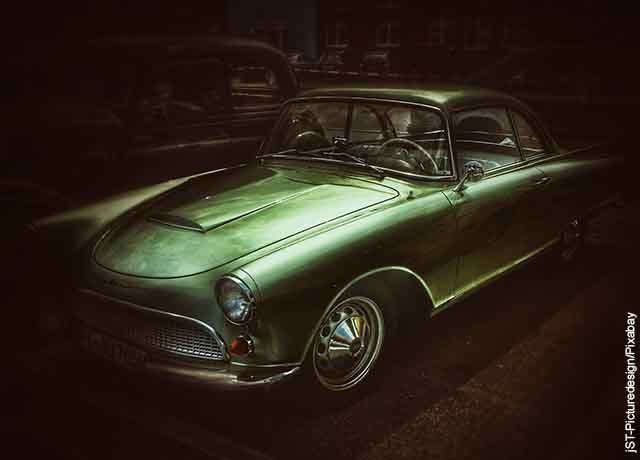 Foto de un carro verde antiguo que muestra lo que es soñar con carros