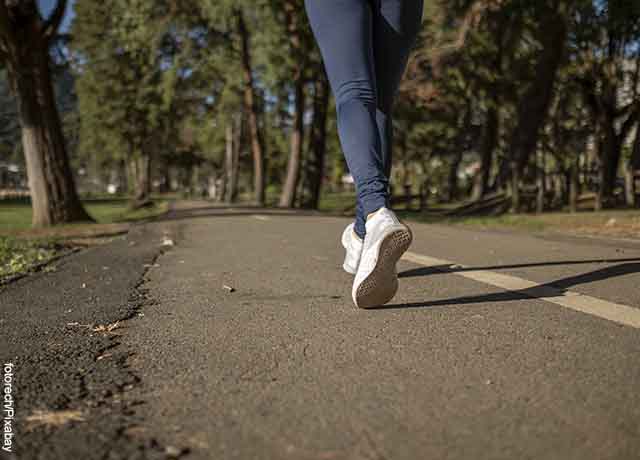 Foto de una mujer corriendo por el parque que revela lo que es soñar con correr