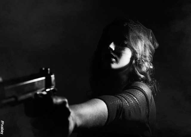 Foto de una mujer con una pistola en la mano