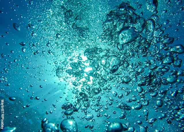 Foto del agua del mar con burbujas