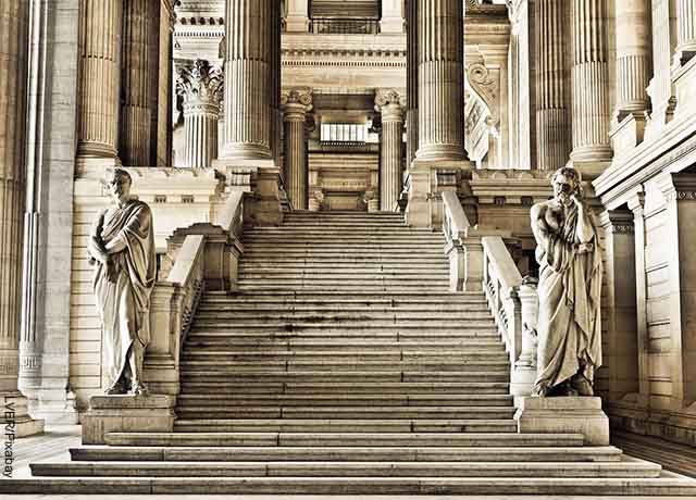Foto de unas escaleras con estatuas