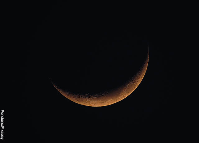 Foto de la luna nueva en el cielo