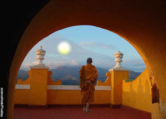 Foto de un monje tibetano en un blacón