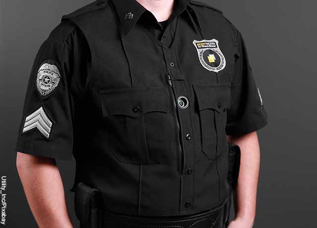 Foto del torso de un policía que revela lo que es soñar con policías