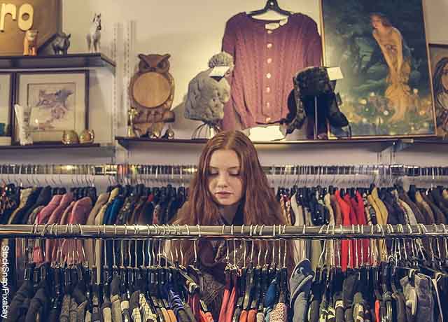 Foto de una niña en una tienda de ropa