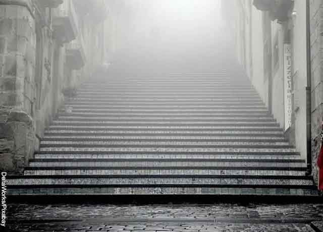 Foto de escaleras con neblina