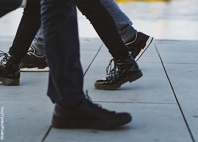 Foto de personas caminando que muestra lo que es soñar con zapatos nuevos