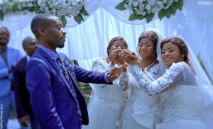 Trillizas se enamoraron del mismo hombre y este se casó con ellas
