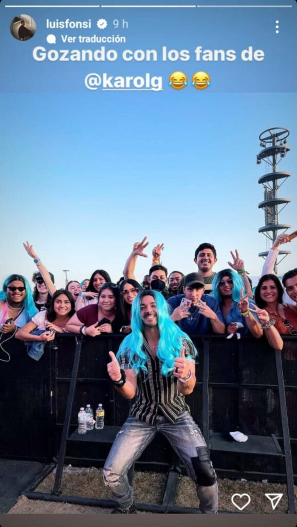 Foto de Luis Fonsi junto a los fans de Karol G usando una peluca azul