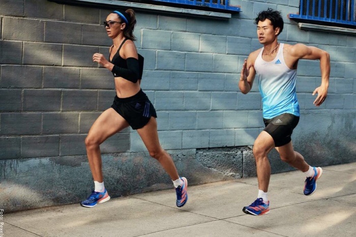 Foto de dos personas corriendo