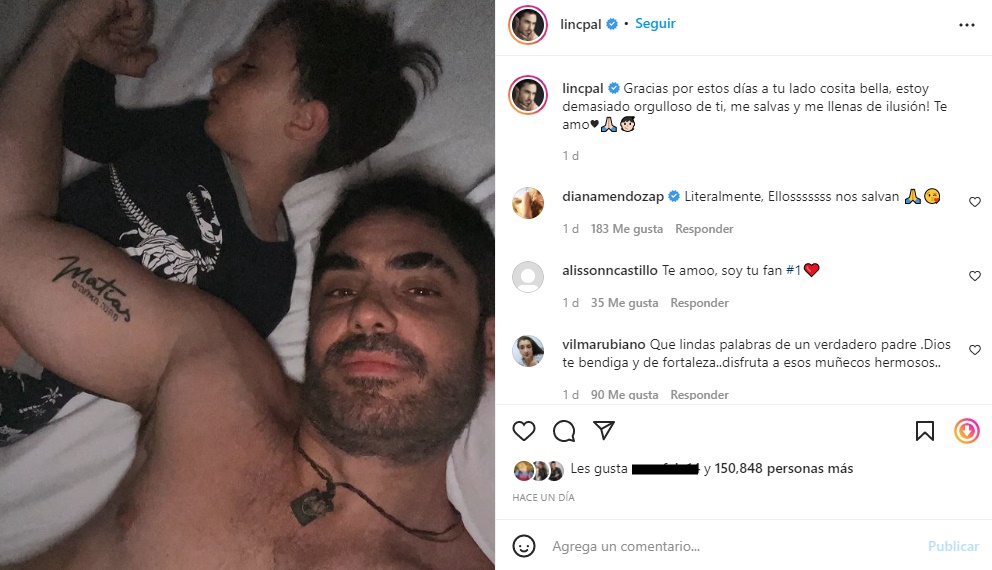 Foto de Lincoln Palomeque mostrando el tatuaje con el nombre de Matías mientras el niño duerme