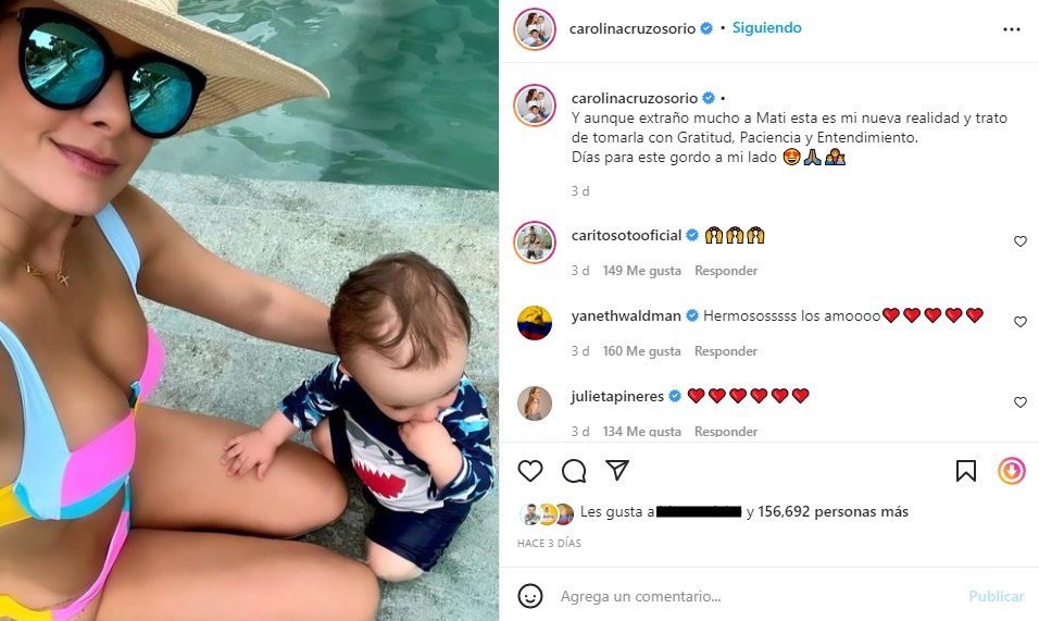 Foto de Carolina Cruz junto a su hijo Salvador disfrutando de la piscina