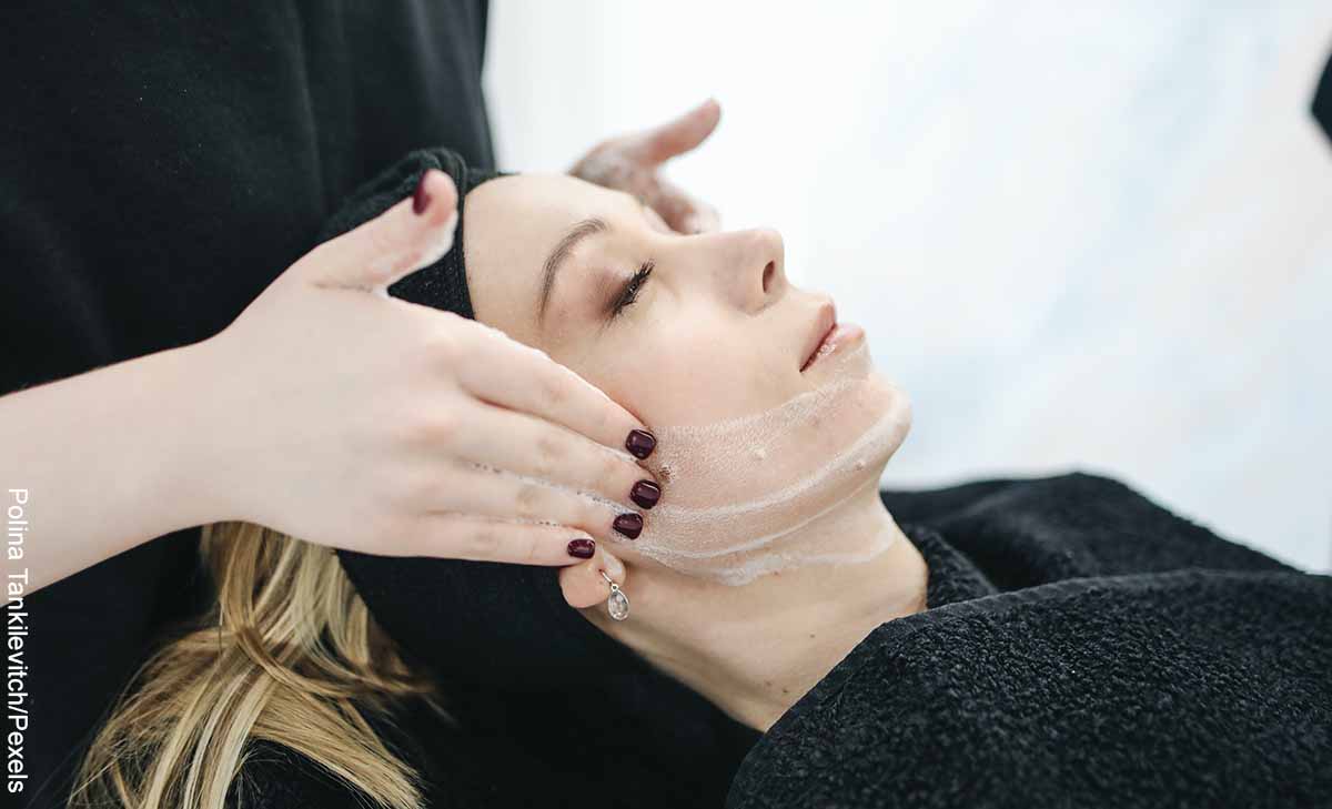 Foto de una mujer a la que aplican crema que muestra el masaje facial