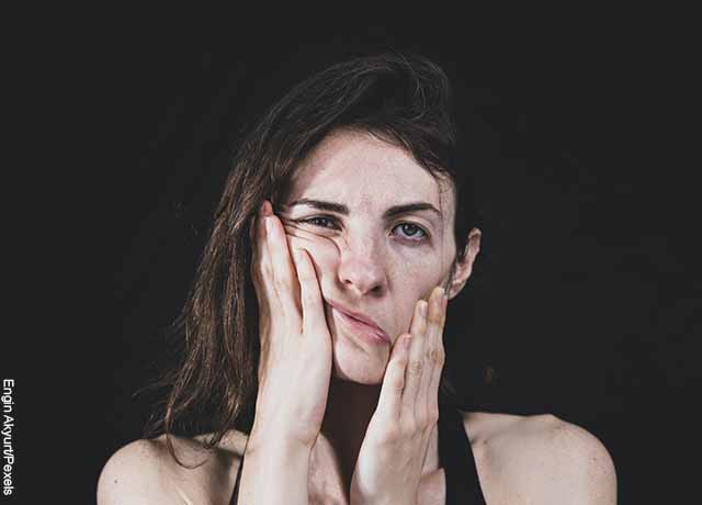 Foto de la cara torcida de una mujer que revela un masaje facial