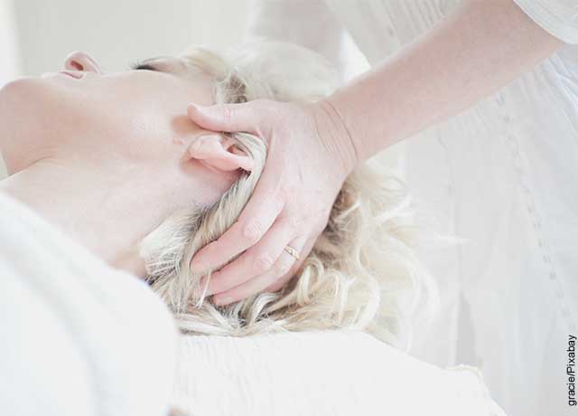Foto de una mujer tocando la cabeza de otra que revela un masaje japonés