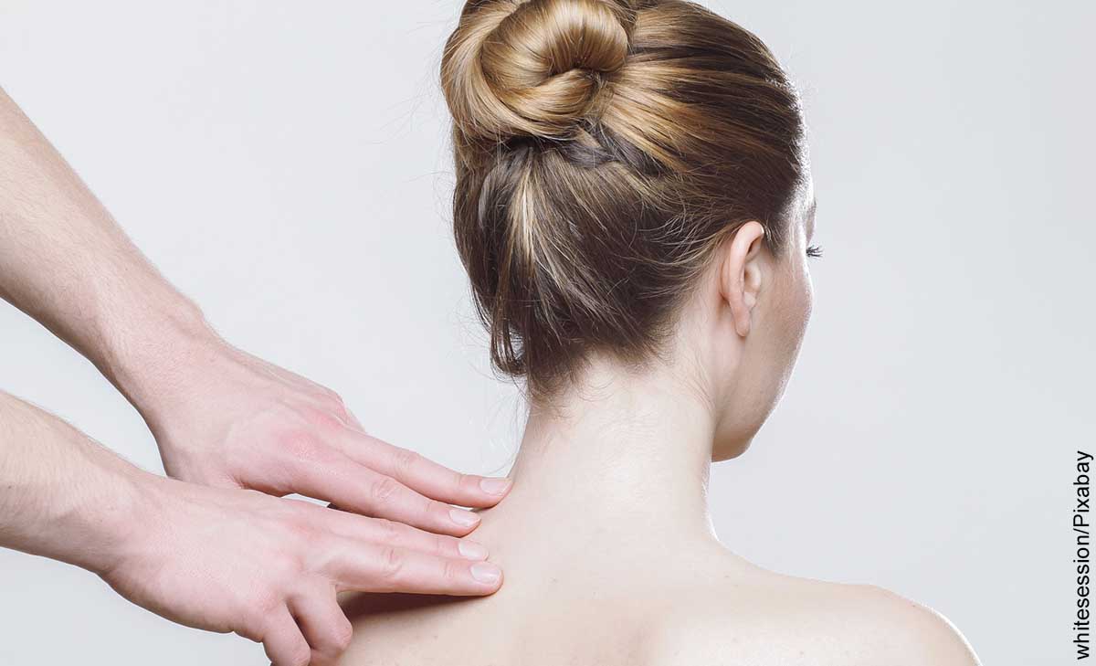 Foto de una mujer recibiendo masajes en su cuello que revela el masaje japonés