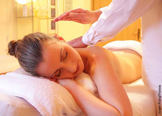 Foto de una mujer recibiendo un masaje