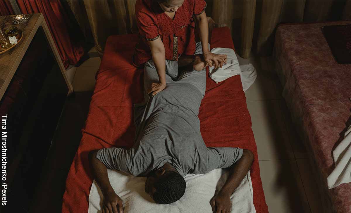 Foto de un hombre recibiendo un masaje tailandés