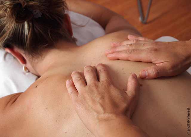 Foto de una mujer recibiendo un masaje en su espalda