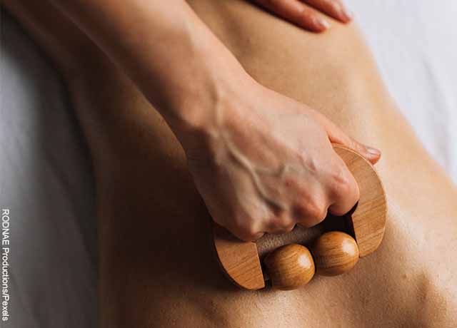Foto de un masajeador de madera que revela los masajes para adelgazar