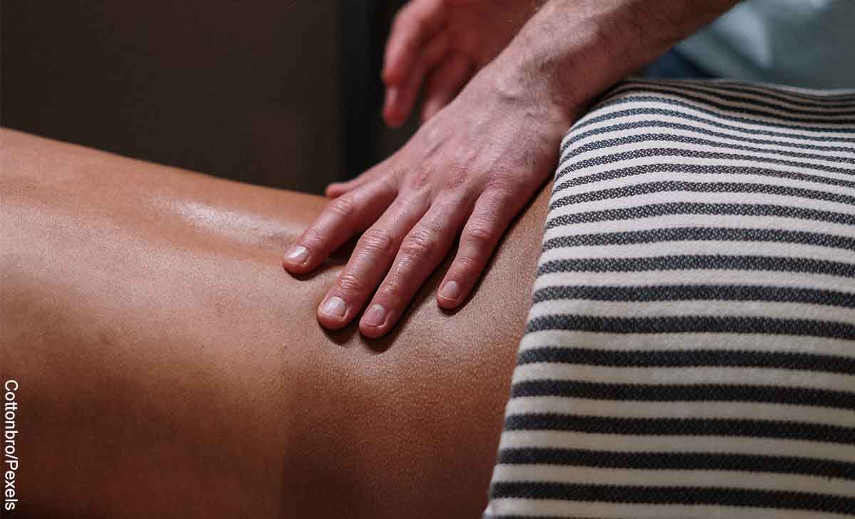 Foto de una persona a la que le masajean su espalda que ilustra los masajes para adelgazar