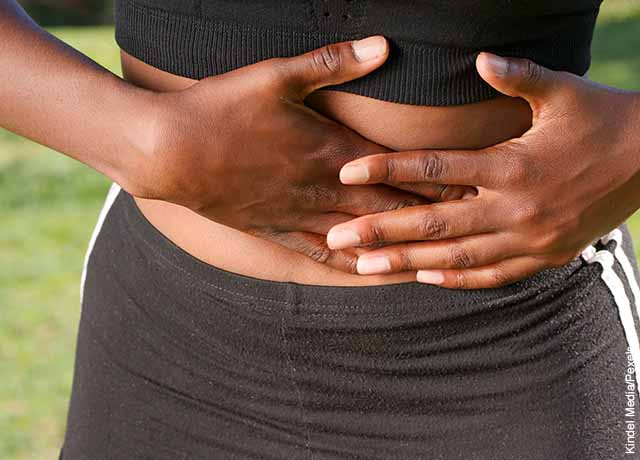 Foto de una mujer tocándose el vientre