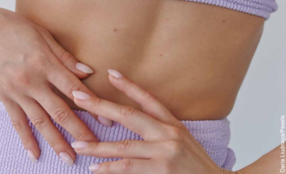 Foto del estómago de una mujer que revela los masajes reductores de abdomen