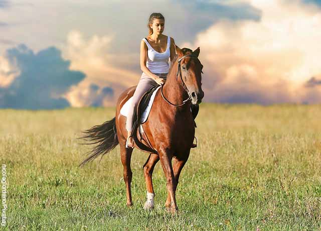 Foto de una mujer montando a caballo