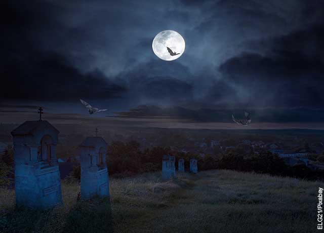Foto de un cementerio de noche