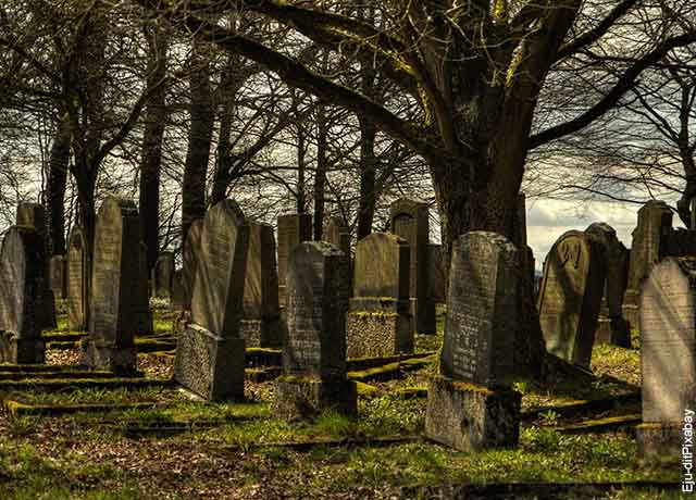 Foto de lápidas que revela lo que es soñar con cementerio