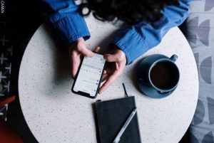 Foto cenital de una mujer chateando
