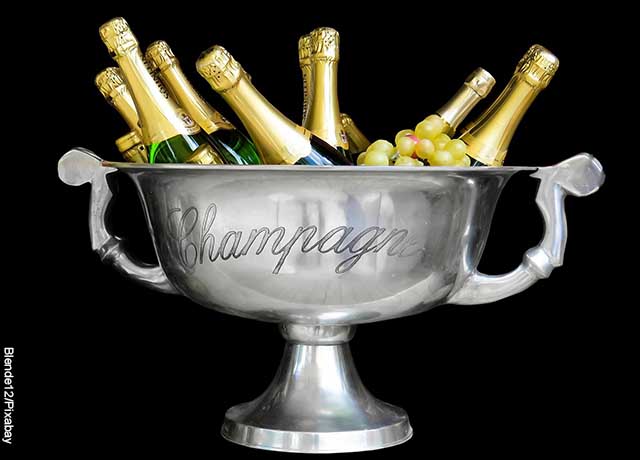 Foto de un trofeo con botellas de champaña adentro