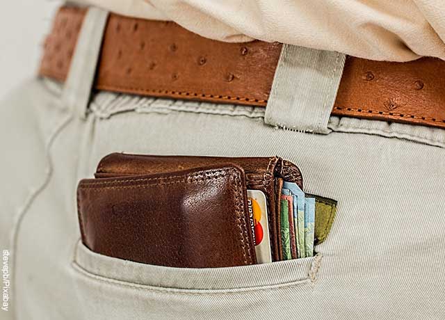 Foto de la billetera de un hombre guardada en su bolsillo trasero
