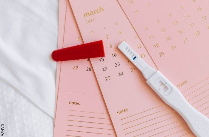 Foto de calendario y prueba de embarazo para ilustrar cómo quedar embarazada