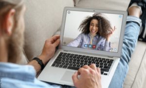Juegos para parejas a distancia, ¡mantén viva la chispa!