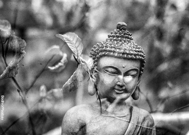 Foto de una estatua en cemento de Budha
