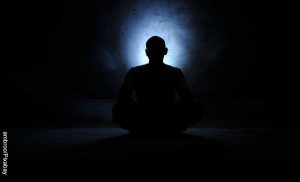 Foto de la sombra de un hombre meditando que revela lo que es el mantra
