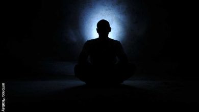 Foto de la sombra de un hombre meditando que revela lo que es el mantra