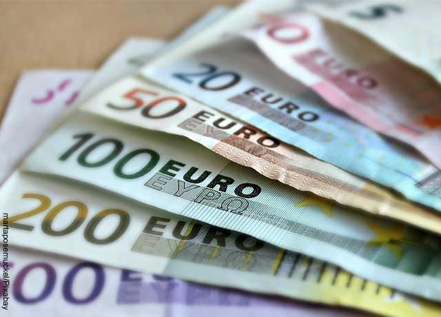 Foto de euros sobre una mesa que revela el mantra para atarer dinero