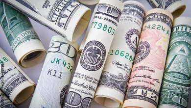 Foto de billetes de dólares que muestra el mantra para atraer dinero