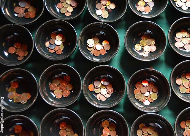 Foto de muchos recipientes con monedas