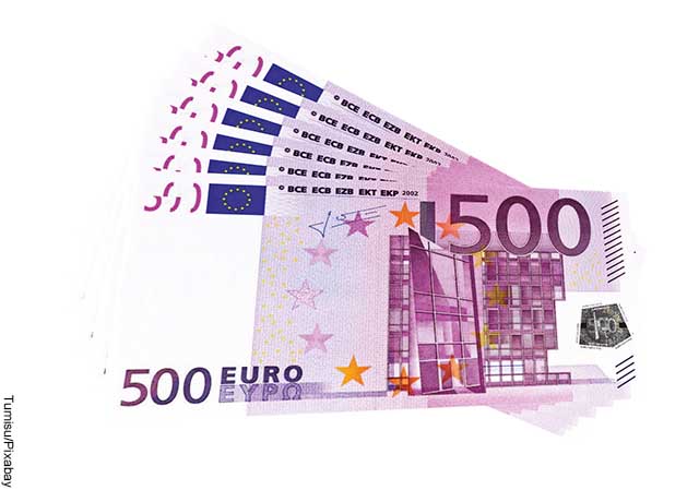 Foto de billetes de 500 euros sobre fondo blanco