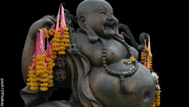 Foto de estatua en bronce de Buda que revela los mantras de prosperidad