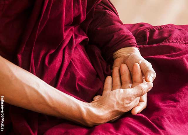 Foto de manos de monje budhista meditano