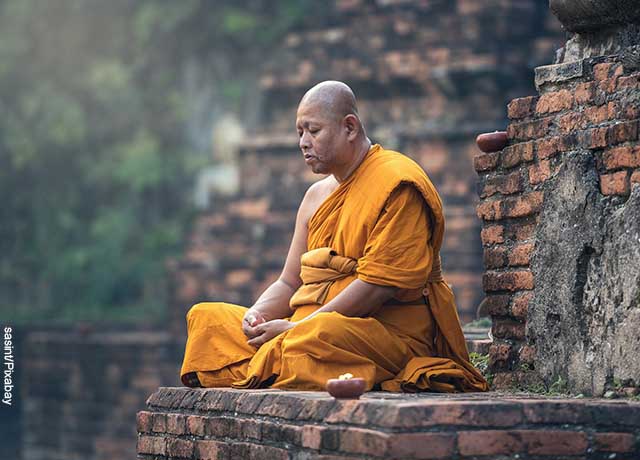Foto de un monje budista meditando que revela los mantras poderosos