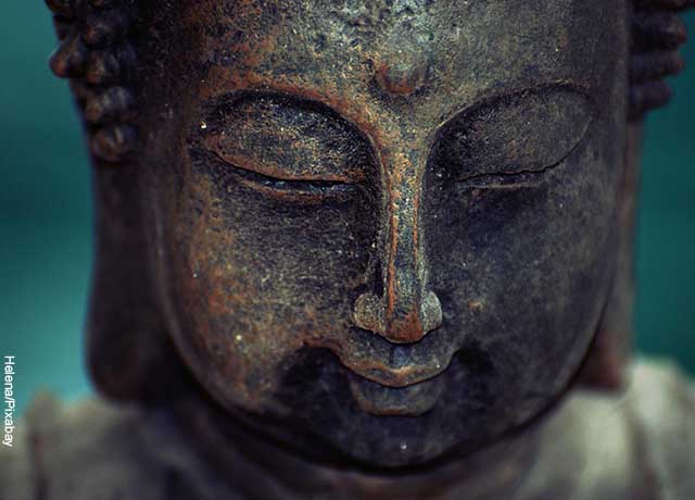 Foto de la cara de una estatua de Buda
