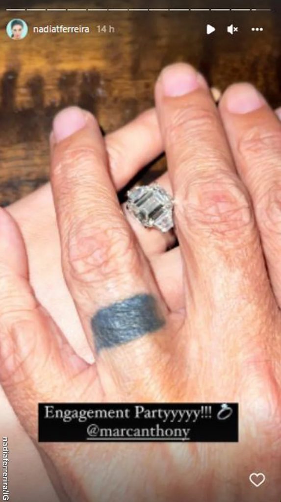 Foto del anillo de compromiso de Marc Anthony y Nadia Ferreira
