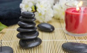Foto de piedras y velas en un spa que revela el masaje ayurveda